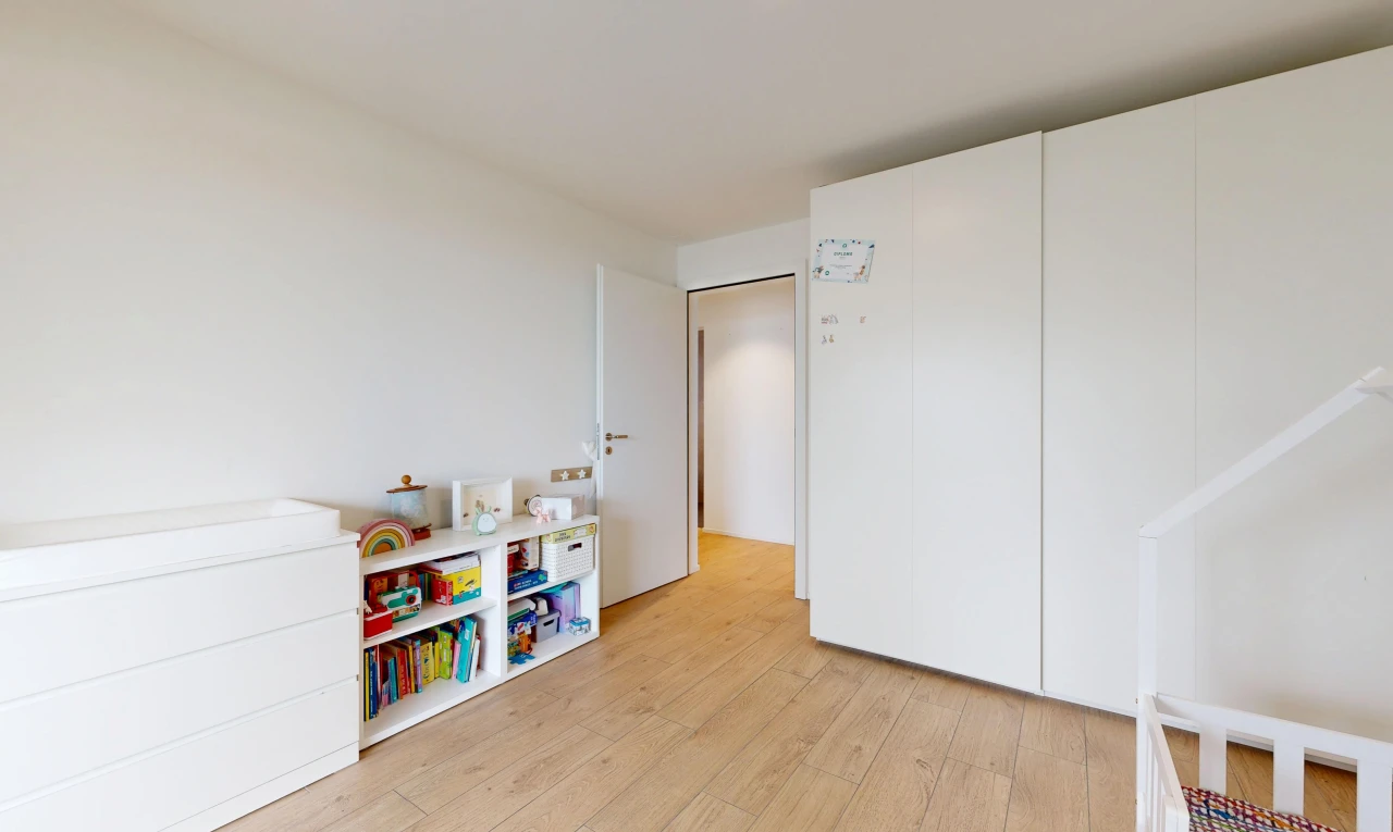 zimmer / schlafzimmer mit light floor, wood finish floor, holzfußboden, drywall, und gipskartonwand