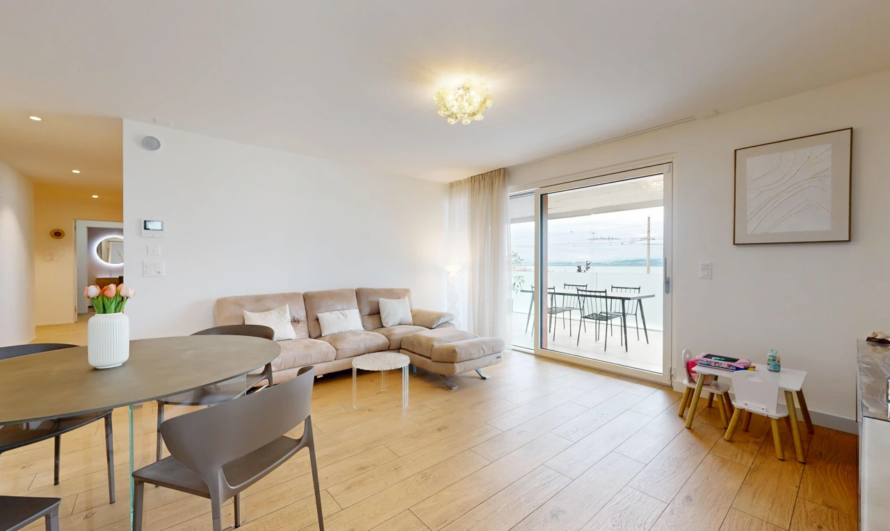 wohn- / esszimmer mit gipskartonwand, drywall, inside property, holzfußboden, und wood finish floor