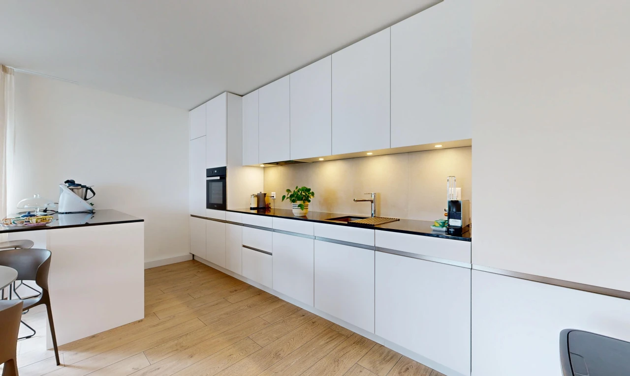 küche mit arbeitsplatten, dark countertops, schränke mit flachen paneelen, flat panel cabinets, und light floor