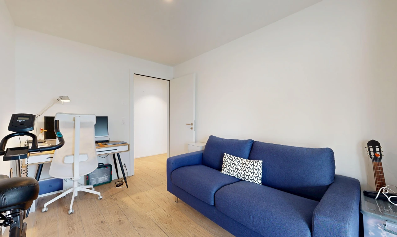 wohnzimmer mit drywall, gipskartonwand, wood finish floor, holzfußboden, und light floor