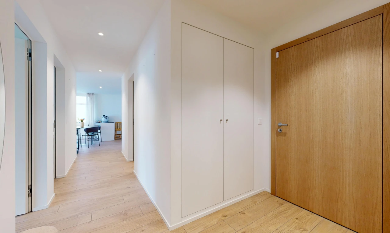 halle / korridor mit light floor, einbauleuchten, kleiderschrank, wood finish floor, und holzfußboden