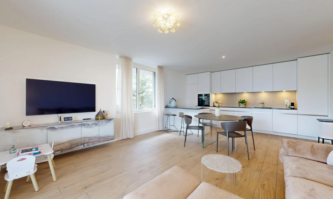 wohn- / esszimmer mit fernseher, wood finish floor, holzfußboden, drywall, und gipskartonwand