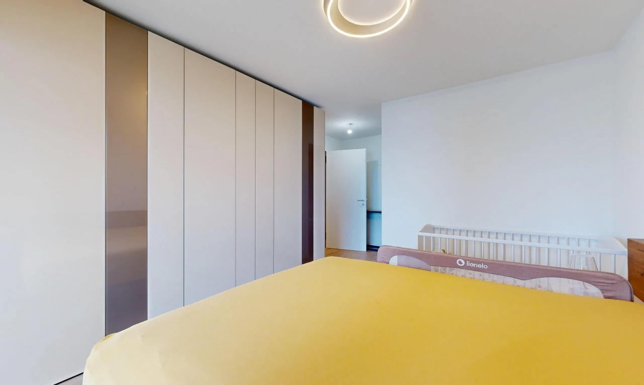 zimmer / schlafzimmer mit gipskartonwand, drywall, und inside property
