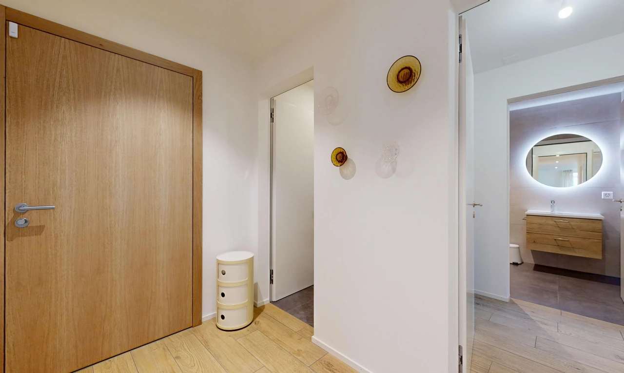 halle / korridor mit gipskartonwand, drywall, light floor, holzfußboden, und wood finish floor