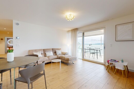 wohn- / esszimmer mit gipskartonwand, drywall, inside property, holzfußboden, und wood finish floor