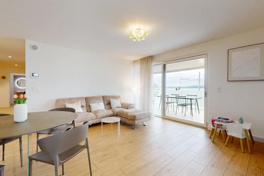 wohn- / esszimmer mit gipskartonwand, drywall, inside property, holzfußboden, und wood finish floor