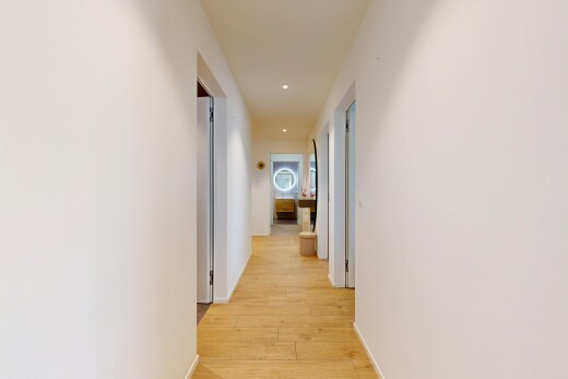 halle / korridor mit light floor, drywall, gipskartonwand, wood finish floor, und holzfußboden