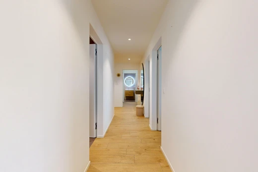 halle / korridor mit light floor, drywall, gipskartonwand, wood finish floor, und holzfußboden