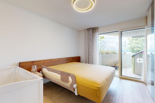 zimmer / schlafzimmer mit außenzugang, wood finish floor, holzfußboden, drywall, und gipskartonwand