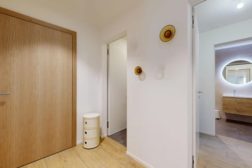 halle / korridor mit gipskartonwand, drywall, light floor, holzfußboden, und wood finish floor