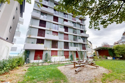 außenansicht mit apartment complex view, blick auf wohnanlage, from community, und overcast