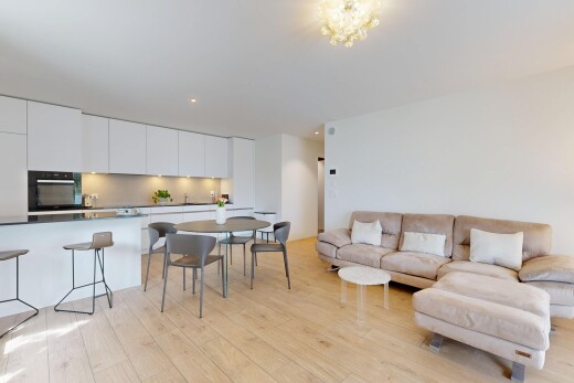 wohn- / esszimmer mit light floor, wood finish floor, holzfußboden, drywall, und gipskartonwand