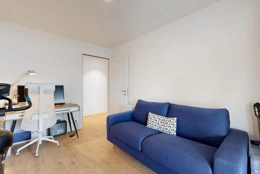 wohnzimmer mit drywall, gipskartonwand, wood finish floor, holzfußboden, und light floor
