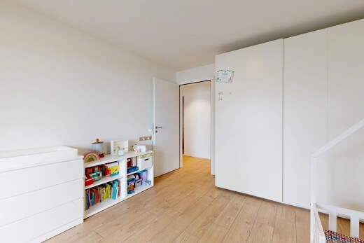 zimmer / schlafzimmer mit light floor, wood finish floor, holzfußboden, drywall, und gipskartonwand
