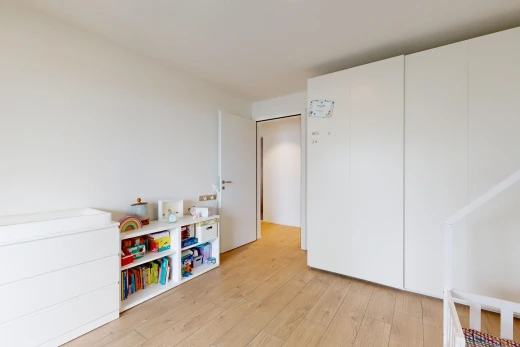 zimmer / schlafzimmer mit light floor, wood finish floor, holzfußboden, drywall, und gipskartonwand