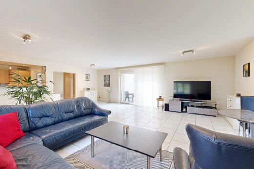 wohnzimmer mit fernseher, gipskartonwand, drywall, inside property, und fliesenboden