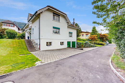 außenansicht mit property visible, stuckverkleidung, treppen, und day time