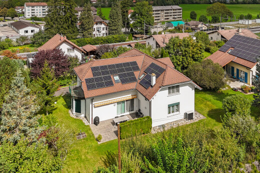 außenansicht mit stuckverkleidung, solaranlage, und property visible
