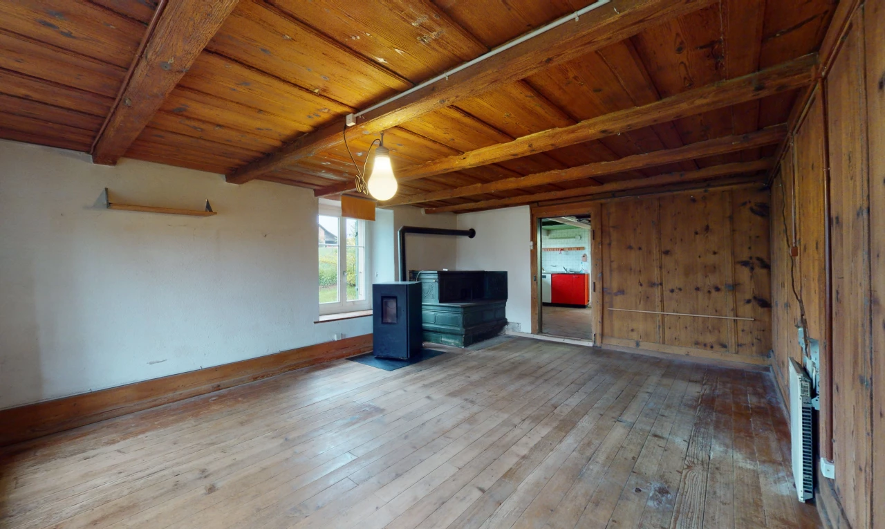 wohnzimmer mit hartholzböden und natürlichem licht