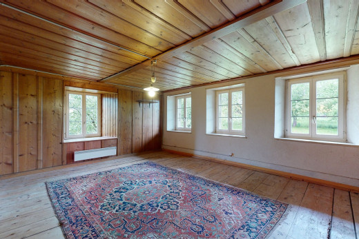 innenraum mit holzböden, einer fülle von natürlichen licht und fußleistenkühler