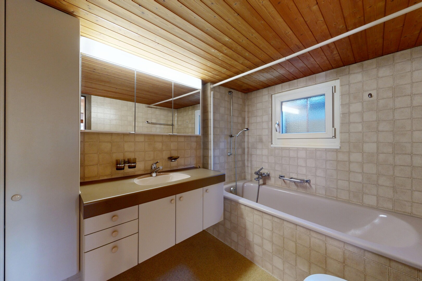 salle de bains avec douche-bain combinés, inside property, miroir, salle de bain complète, et lavabo (ou coiffeuse selon le contexte)