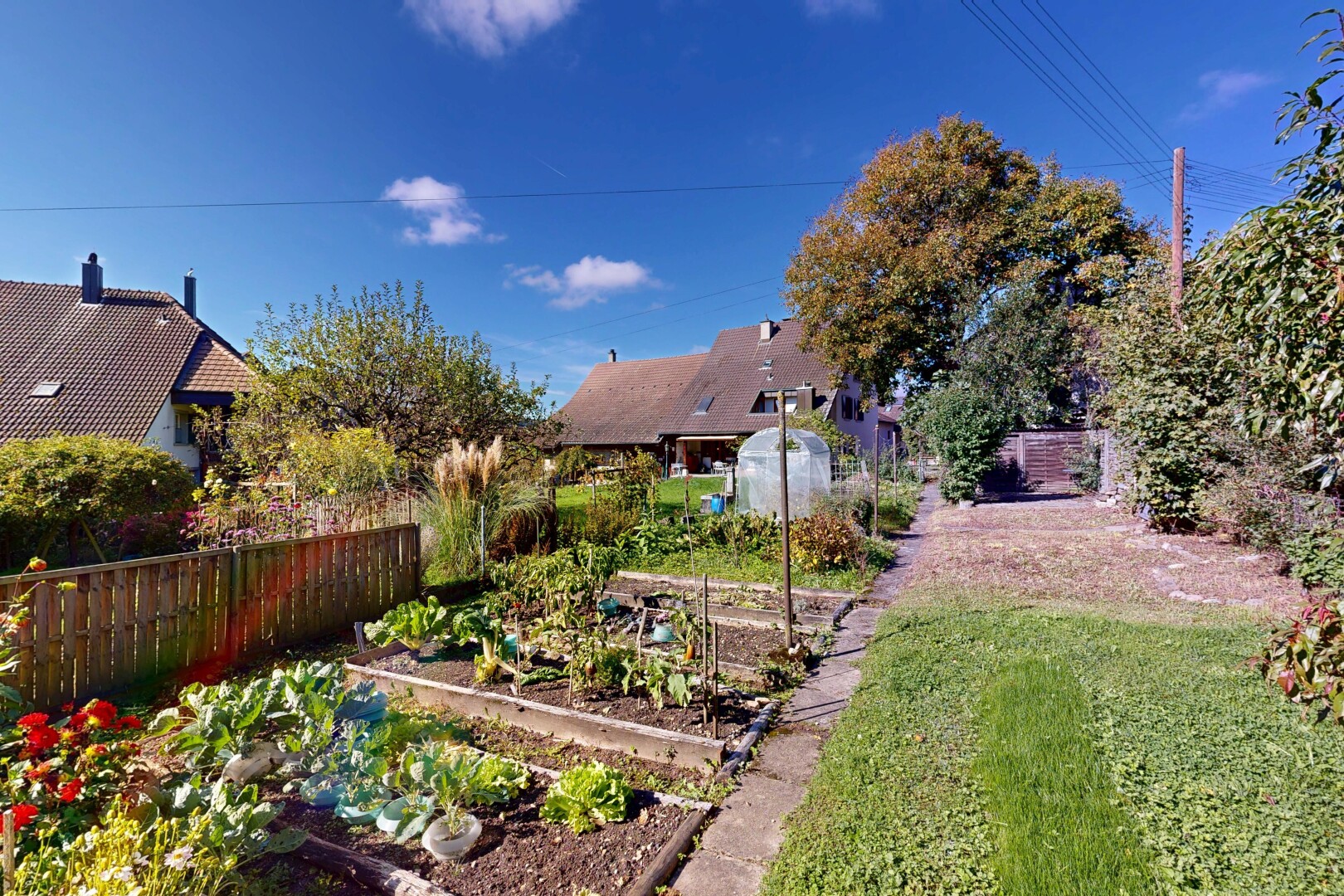 jardin avec jardin, clôture, day time, pelouse, et property visible