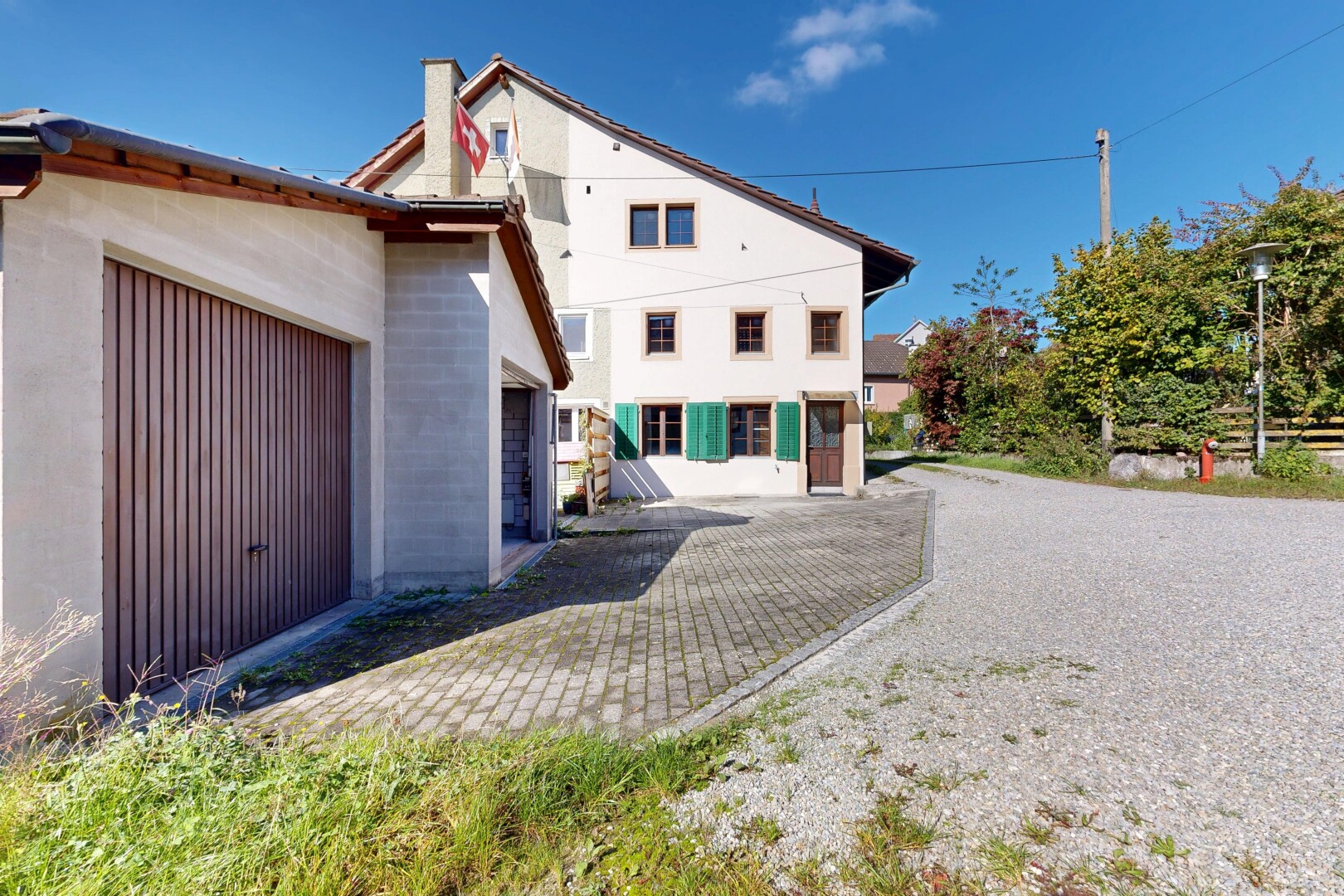 façade avec day time, property visible, power lines view, et cheminée