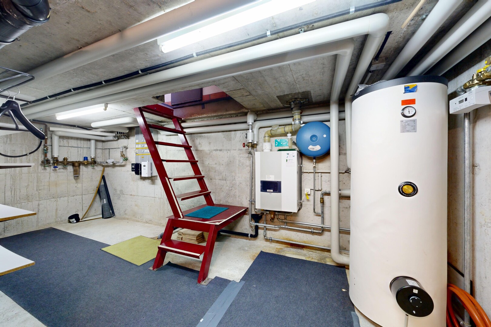 espace intérieur avec chauffe-eau et sous-sol