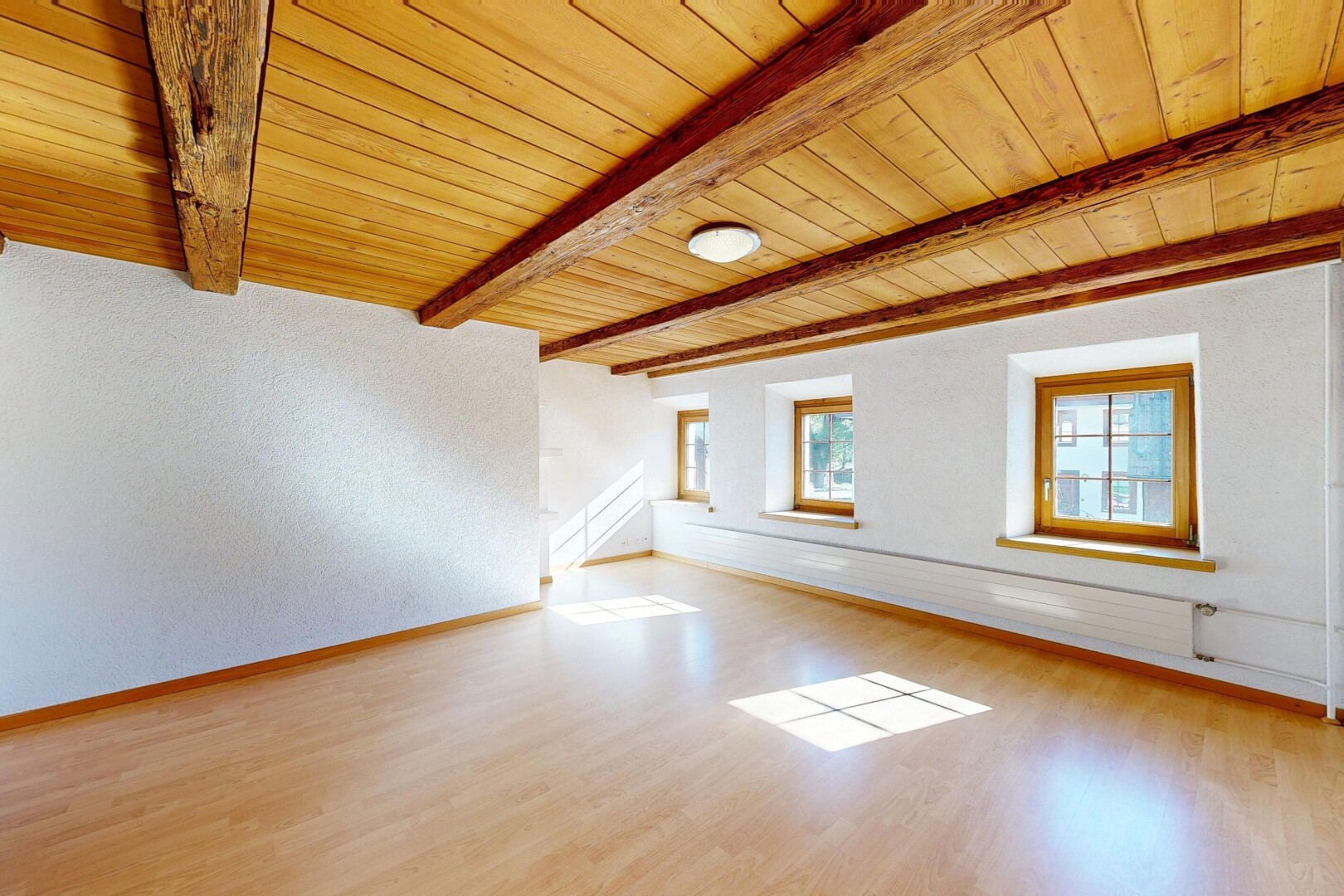 pièce vide avec inside property, wood finish floor, sol en finition bois, natural light, et lumière naturelle