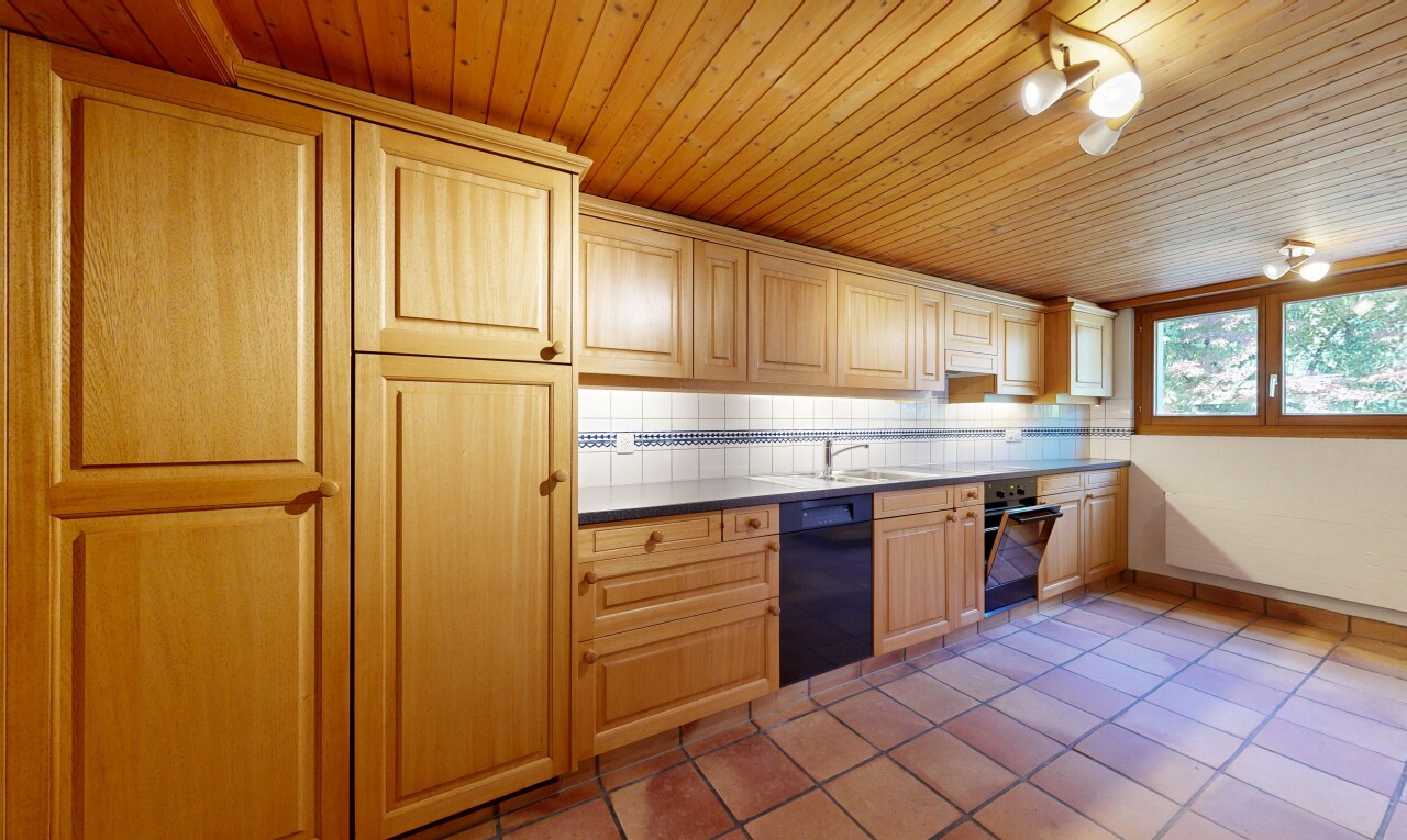 cuisine avec tile floor, sol en carrelage, armoires élevées, armoires avec moulures, et backsplash