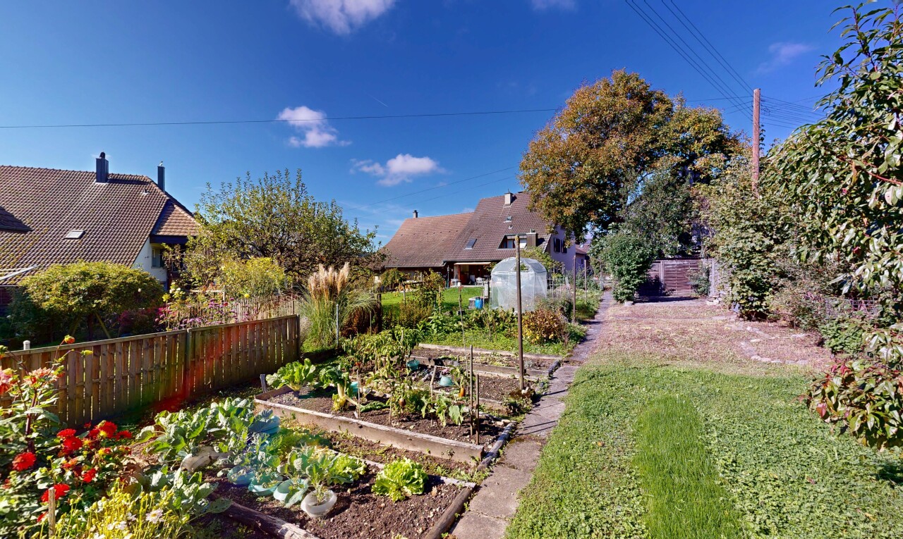 jardin avec jardin, clôture, day time, pelouse, et property visible