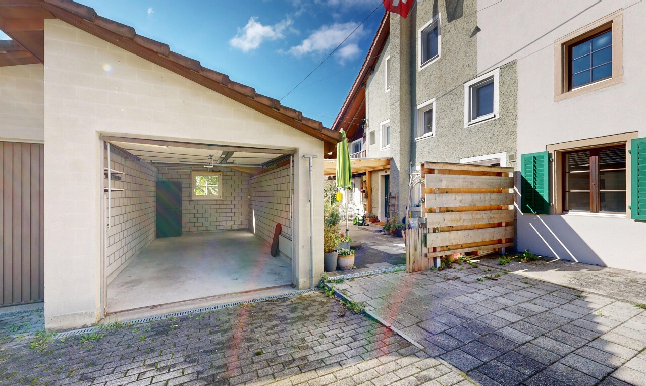 terrasse avec day time, property visible, garage, et clôture