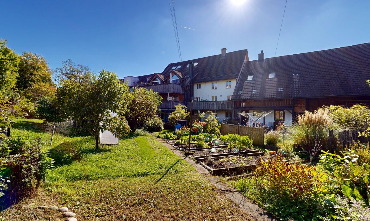 jardin avec clôture, pelouse, jardin, day time, et property visible