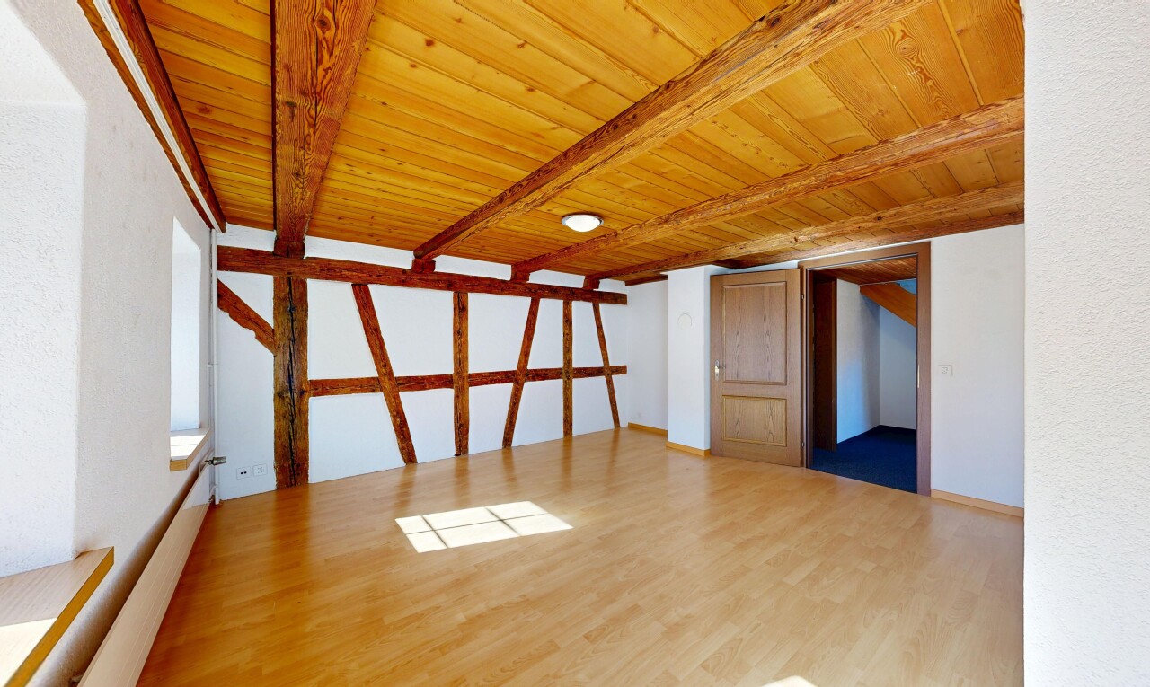 pièce vide avec wood finish floor, sol en finition bois, inside property, drywall, et cloison sèche