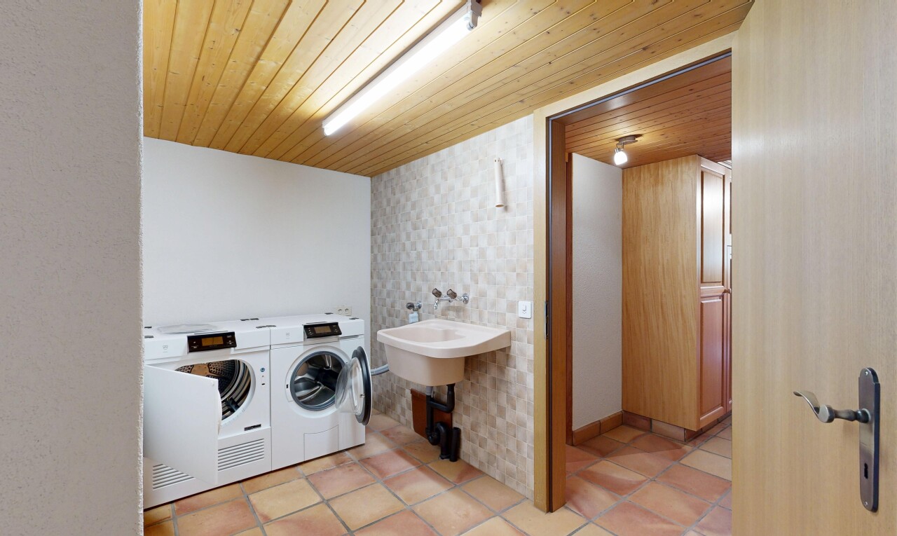 buanderie avec plafond en bois, wood ceiling, inside property, évier, et lave-linge et sèche-linge séparés