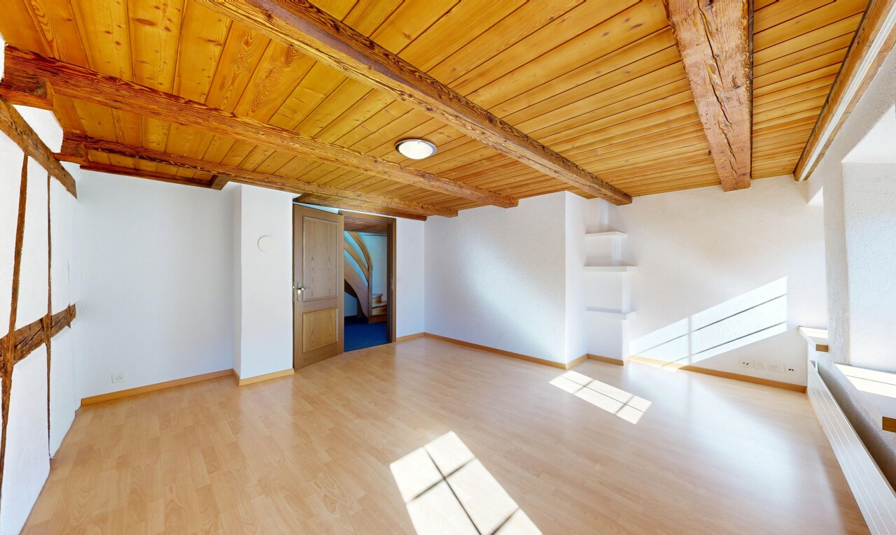 pièce vide avec wood ceiling, plafond en bois, drywall, cloison sèche, et inside property