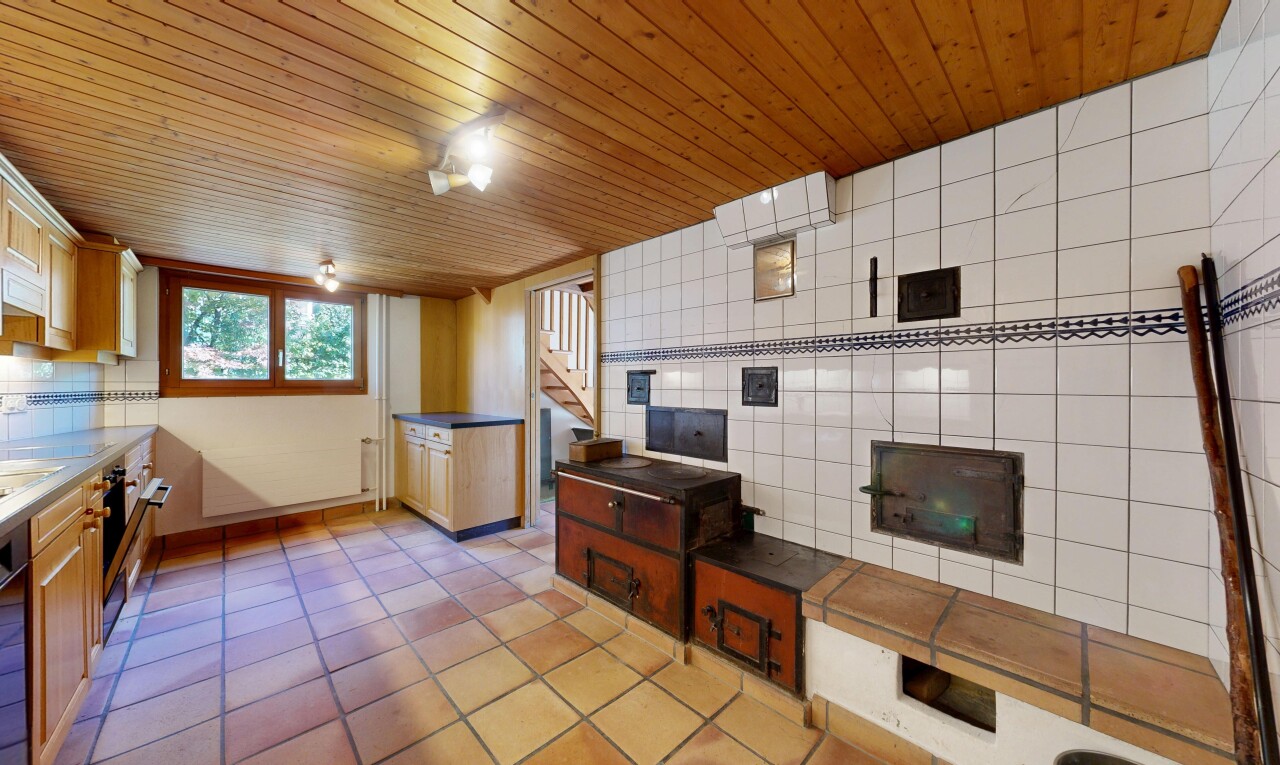 cuisine avec inside community, tile floor, natural light, lumière naturelle, et backsplash