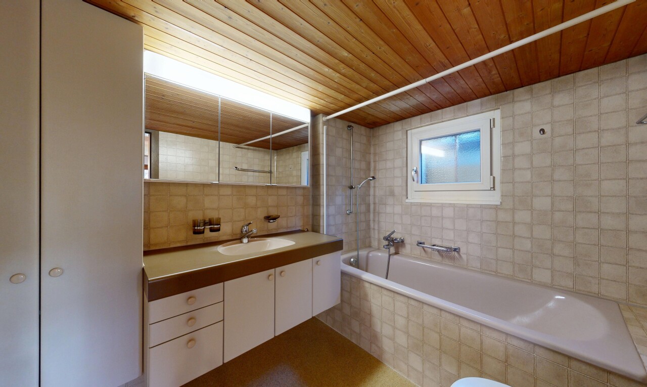 salle de bains avec douche-bain combinés, inside property, miroir, salle de bain complète, et lavabo (ou coiffeuse selon le contexte)