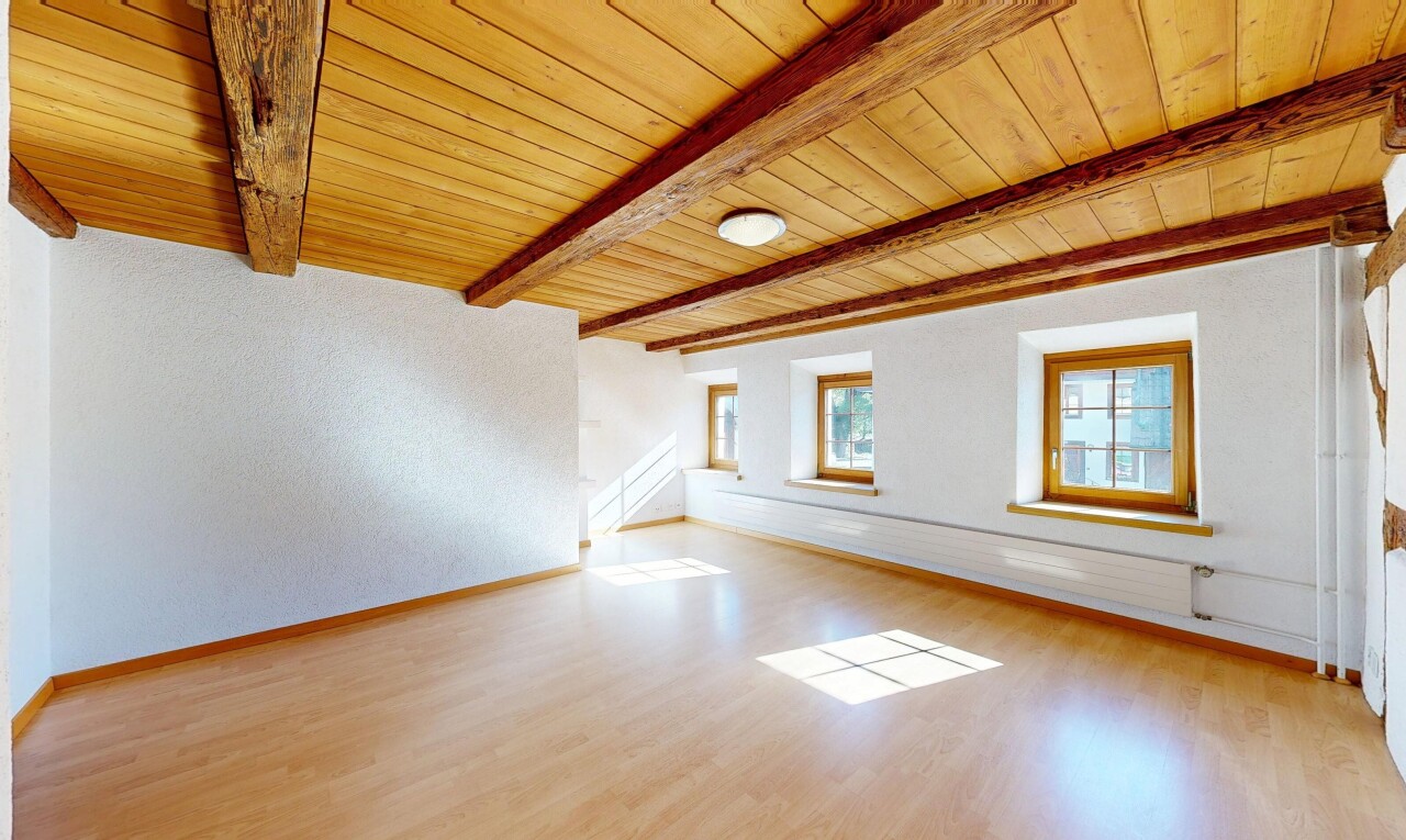 pièce vide avec inside property, wood finish floor, sol en finition bois, natural light, et lumière naturelle