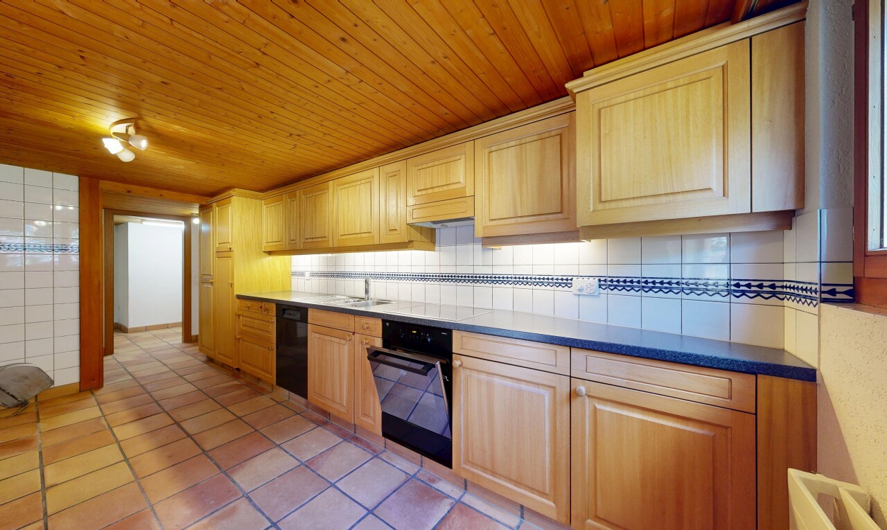 cuisine avec armoires élevées, inside property, sol en carrelage, tile floor, et dosseret