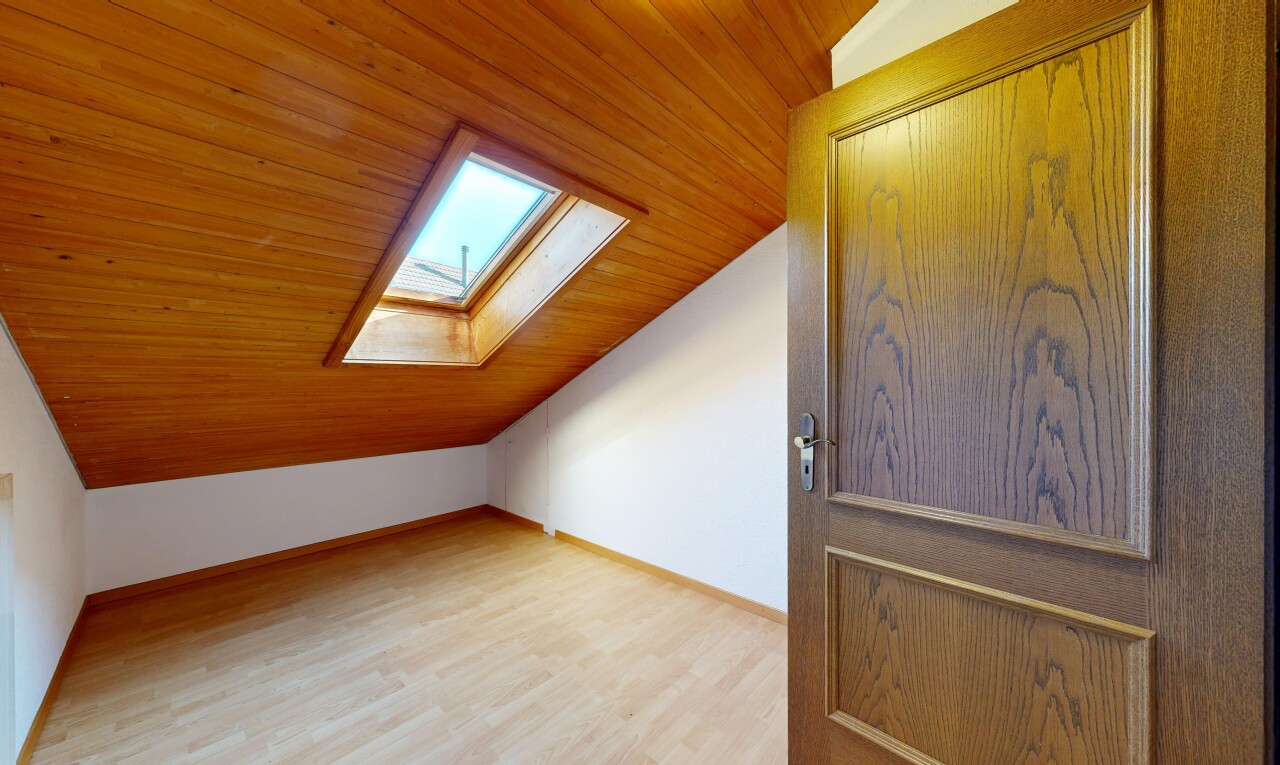 pièce vide avec wood ceiling, plafond en bois, inside property, wood finish floor, et sol en finition bois