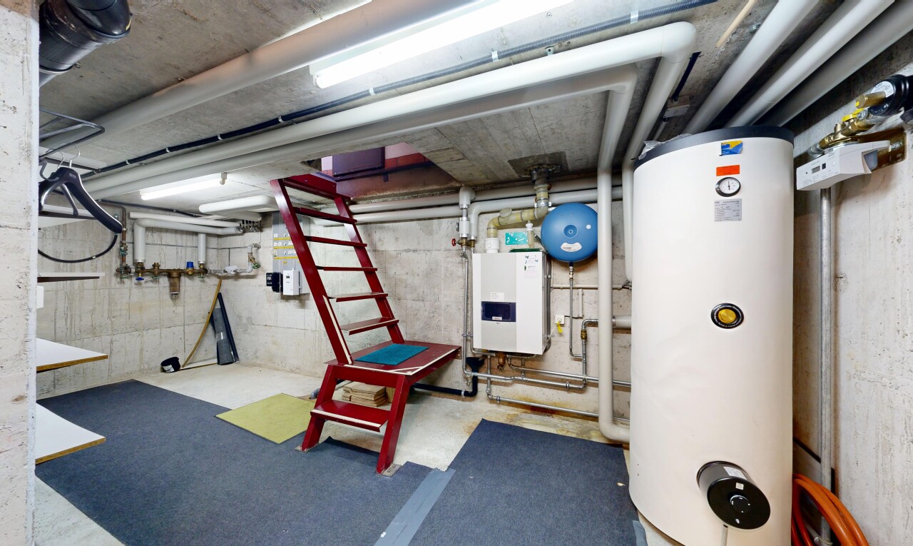 espace intérieur avec chauffe-eau et sous-sol