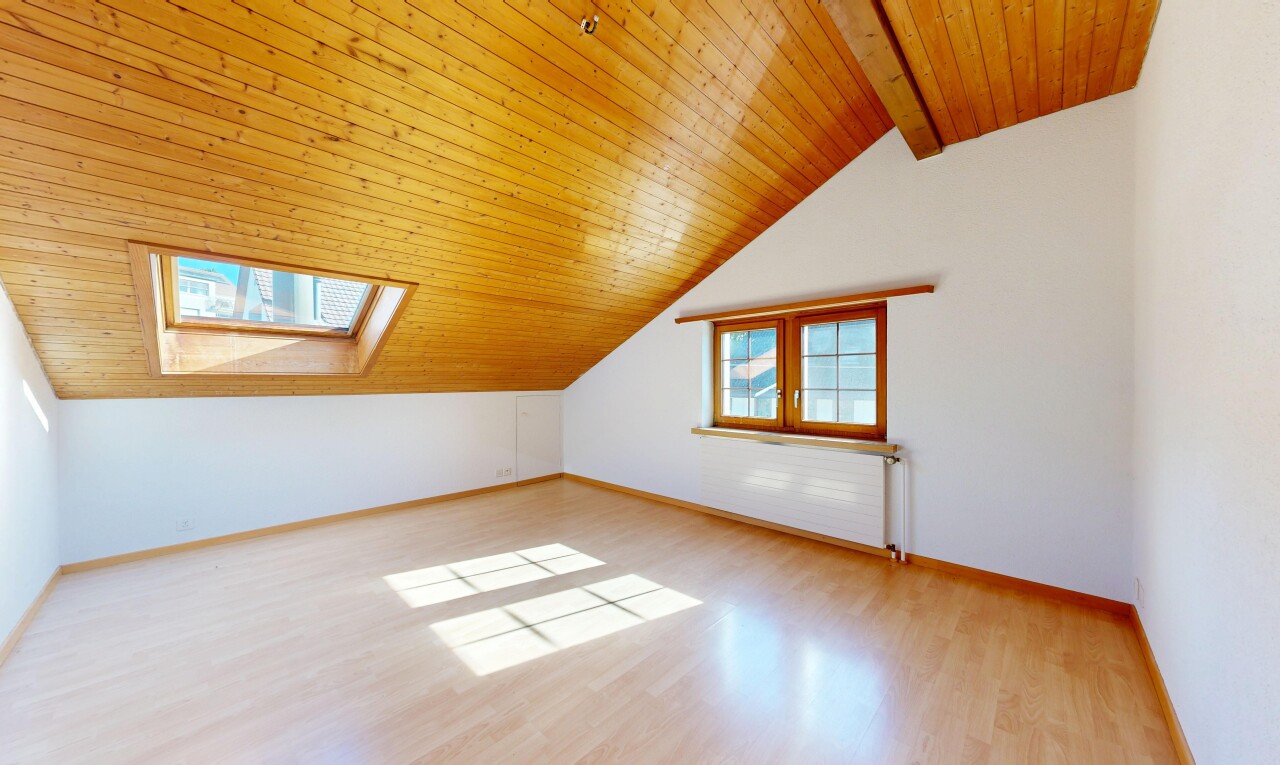 pièce vide avec wood ceiling, plafond en bois, wood finish floor, sol en finition bois, et natural light