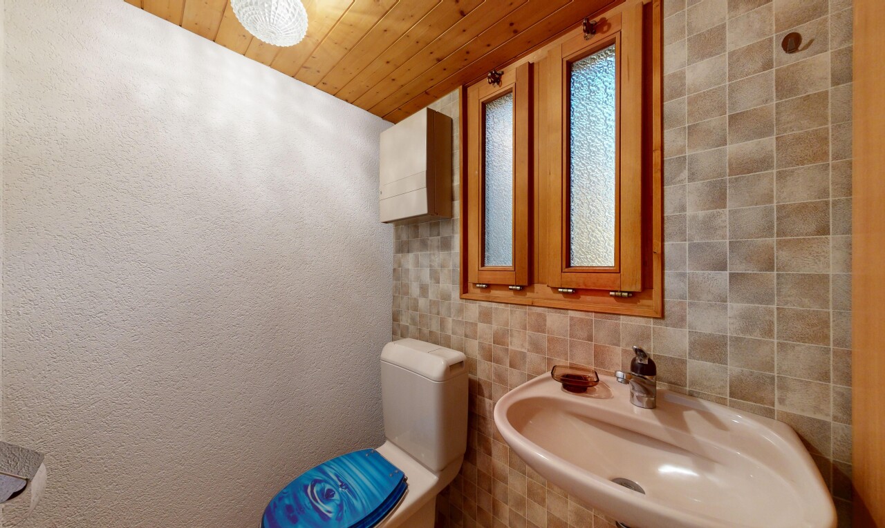 salle de bains avec évier, miroir, wood ceiling, plafond en bois, et inside property