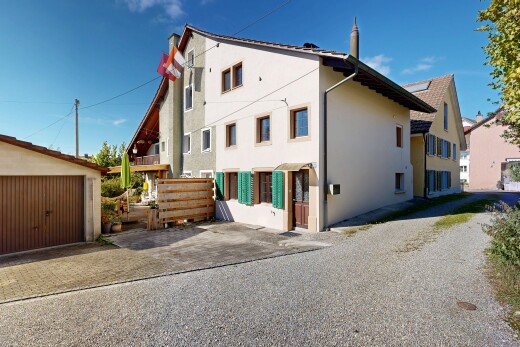 außenansicht mit power lines view, day time, property visible, stuckverkleidung, und parkplatz