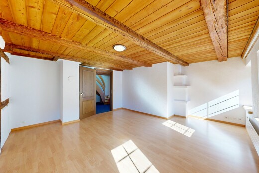 pièce vide avec wood ceiling, plafond en bois, drywall, cloison sèche, et inside property