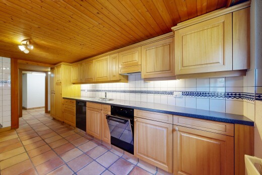 küche mit hochgezogene schränke, inside property, fliesenboden, tile floor, und küchenrückwand beim herd