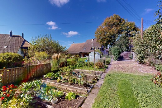 jardin avec jardin, clôture, day time, pelouse, et property visible