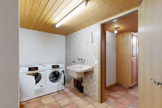 buanderie avec plafond en bois, wood ceiling, inside property, évier, et lave-linge et sèche-linge séparés