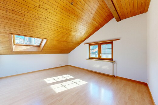 pièce vide avec wood ceiling, plafond en bois, wood finish floor, sol en finition bois, et natural light